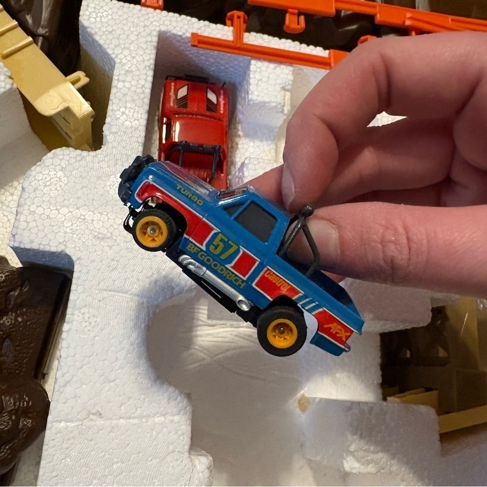 Vintage 1989 Aurora AFX Devil's Ditch Race Track Toys R Us W/ 2 Trucks - Picture 11 of 12